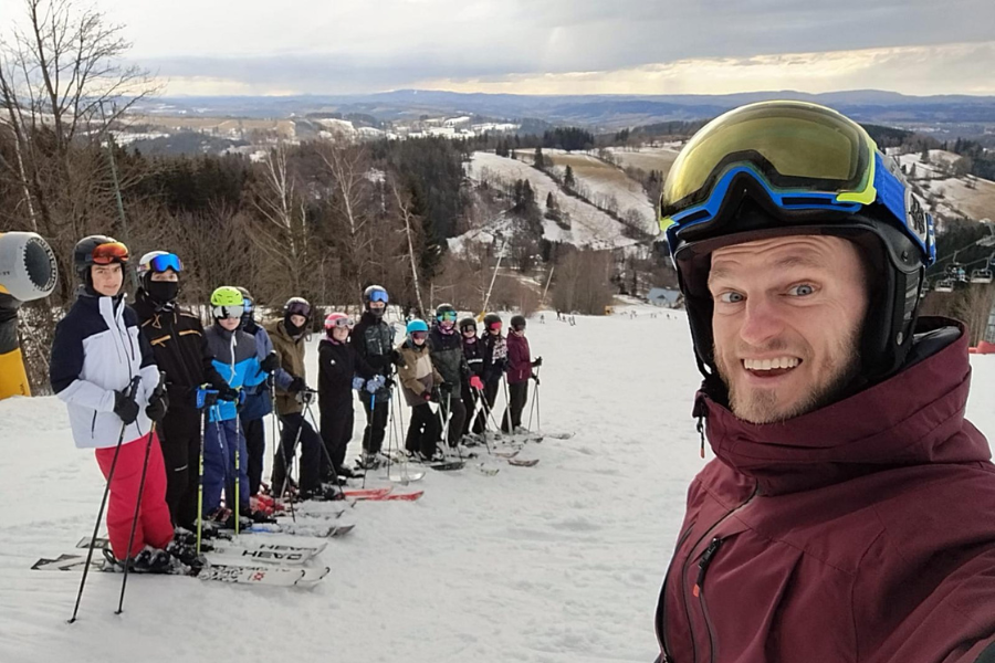 Lyžák baví děti i instruktory